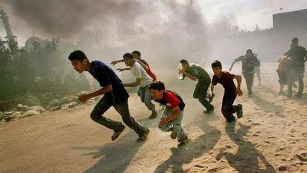 اطفال يهربون من قصف اسرائيلي في غزة/ارشيف