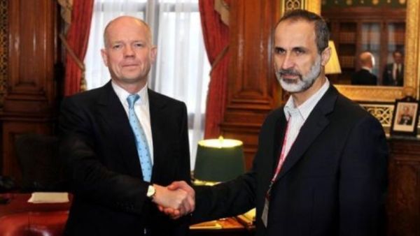 وزير الخارجية البريطاني وليام هيغ (يمين) يصافح رئيس الائتلاف السوري المعارض احمد معاذ الخطيب