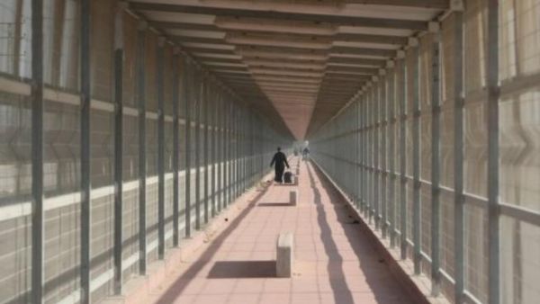 كاهن فلسطيني في معبر ايريز