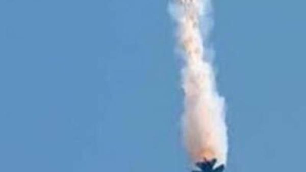 صورة نشرها موقع قريب من حماس لطائرة تشتعل فيها النيران وارفقها بخبر اسقاط الطائرة الاسرائيلية