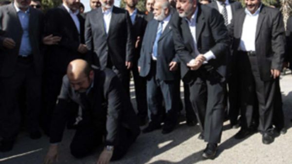 مشعل سجد لحظة دخولة اراضي فلسطين 