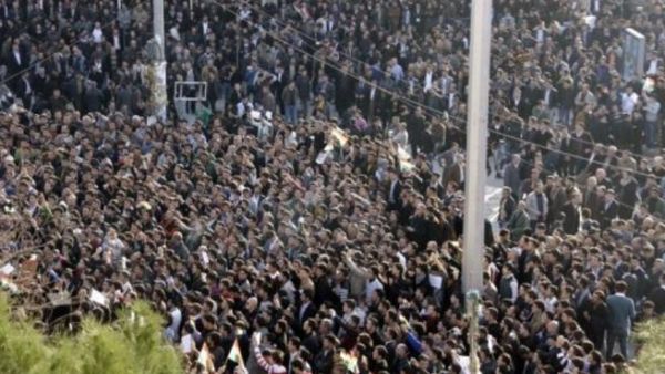 اكراد عراقيون يشاركون في تظاهرة ضد الحكومة في السليمانية
