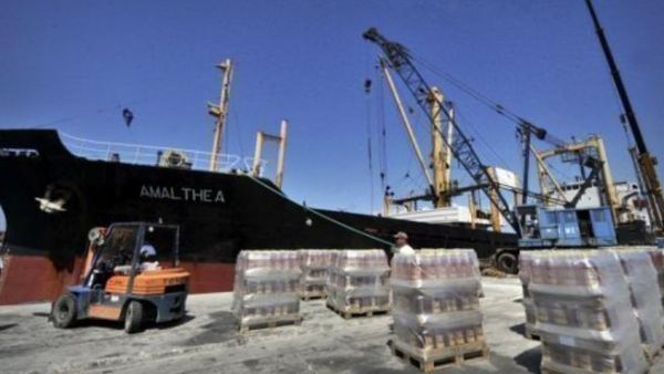تحميل المساعدات الانسانية على متن السفينة امالثيا في مرفا لافريو
