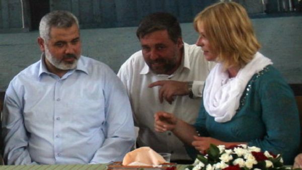 لورين بوث مع رئيس الحكومة الفلسطينية المقالة اسماعيل هنية/أرشيف