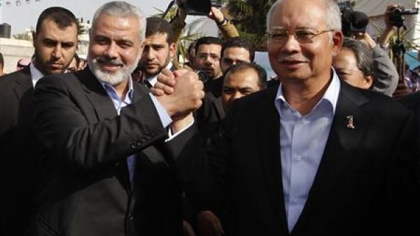 نشطاء على الانترنت اعتبروا الزيارة دعائية لانتخابات صادق