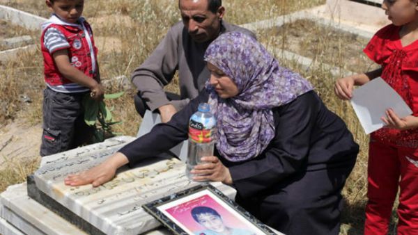 عائلة محمد في زيارة لقبره/ارشيف