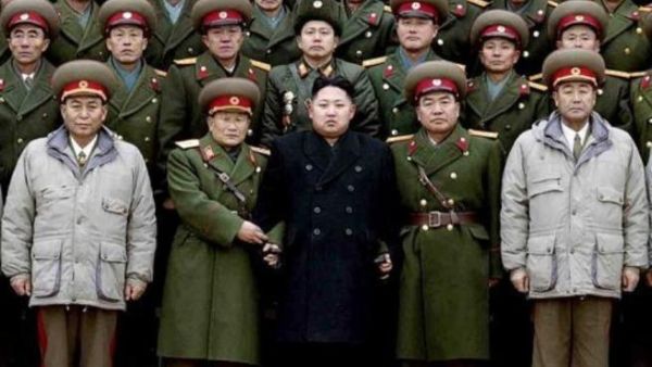 الزعيم الكوري الشمالي كيم جونغ اون في صورة تذكارية مع جنود في مكان غير محدد من كوريا الشمالية