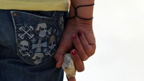 فتاة فلسطينية خلال المواجهات مع الاحتلال في النبي صالح/الجمعة/أ.ف.ب