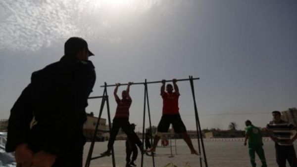 اختبارات بدنية لشبان يرغبون في الانضمام الى القوة التنفيذية الامنية التابعة لحكومة حماس في غزة/أ.ف.ب