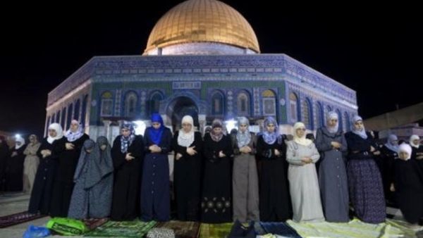 فلسطينيات يؤدين الصلاة في باحة الاقصى
