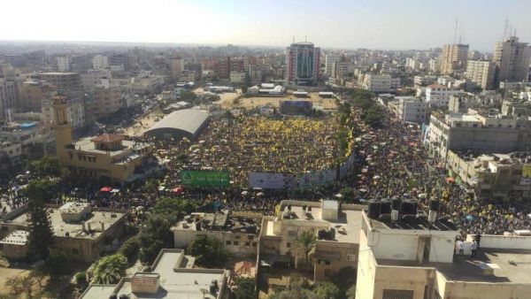 مئات الآلاف من أعضاء وأنصار حركة فتح يحتشدون في ساحة السرايا