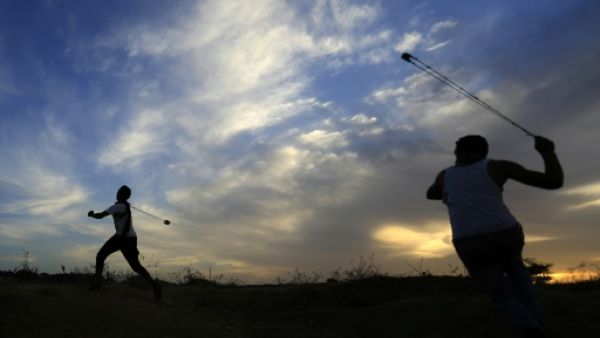 اصابة اكثر من ثمانين فلسطينيا بنيران الجيش الاسرائيلي
