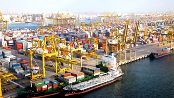 تستحوذ موانئ دولة الإمارات العربية المتحدة على نحو 60% من إجمالي حجم مناولة الحاويات والبضائع