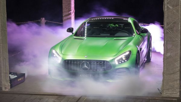 لأول مرة في الشرق الأوسط تزامنا مع نهاية موسم الفورمولا1 في أبوظبي وصول مرسيدس AMG GT R
