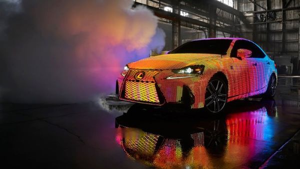 لكزس تكشف عن IS مغطاة بـ 41,999 ضوء LED