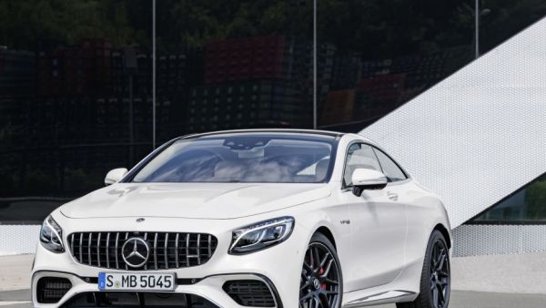 حصلت S-Class كوبيه وكابروليه على تحديثات شملت الواجهة الأمامية والخلفية وبعض الأنظمة والمحركات، حيث حصل على مصابيح أمامية LED محدثة