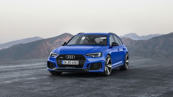 يحمل الجيل الجديد من RS4 Avant مقومات قسم RS للأداء العالي بشكل بارز عبر فتحات التهوية الكبيرة في المقدمة والكربون فايبر في المرايا الجانبية والصدامات الأمامية والخلفية وحول السيارة بشكل عام