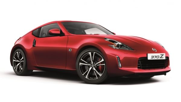 حصلت 370Z 2018 على مقابض أبواب سوداء, جنوط بتصميم جديد قياس 19 إنش, وزوائد باللون الاسود أسفل الصدام الخلفي