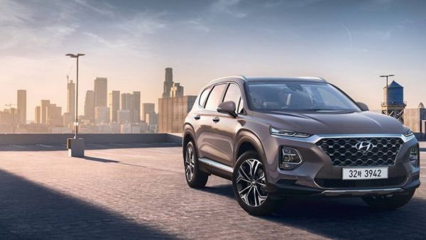 تتميز هيونداي سانتافي 2019 الجديدة كلياً بواجهة مميزة عن جميع سيارات الشركة والتي تدمج مابين ملامح هيونداي i30 وكونا