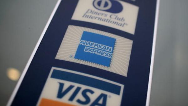 يتكون أفراد العصابة من 4 مواطنين ويمني ونيجيري وسوداني وامرأة إثيوبية، وقد أصدروا بطاقات بنكية مزورة بأسماء عدد من التجار ورجال الأعمال وحصلوا على بطاقات شخصية تطابق أسماءهم