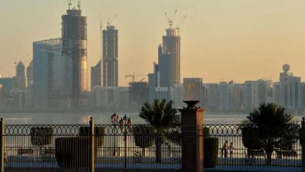 أضاف الدباس أن 80%، من مشتري العقارات في الإمارات يدفعون قيمة مشترياتهم نقداً، لافتاً إلى أن نظام الرهن العقاري الذي أقره المصرف المركزي عالج كثيراً من الثغرات والمشاكل التي أثرت على التجربة السابقة للطفرة العقارية والتي تأثرت بالأزمة المالية العالمية