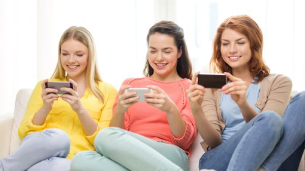 تطبيق MooChat جاء بفكرة مميزة تسمح للمستخدم بالدردشة مع الآخرين بشكلٍ عشوائي ولكن وفق فكرة تسمح بالحديث مع أشخاص قد يتم الاتفاق معهم بنقطة محددة