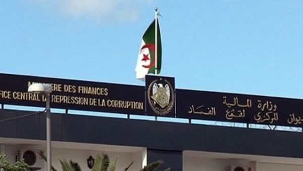 يرى مختصون أنه بالرغم من المشاريع الضخمة التي شهدتها البنية التحتية في البلاد مؤخراً، إلا أن فضائح مالية من العيار الثقيل عاشتها الجزائر في السنوات الأخيرة، مرجعين سبب هذه الفضائح إلى الوفرة المالية الكبيرة