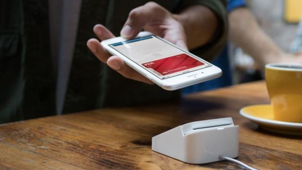 من السهل إعداد خاصية Face ID على الهاتف iPhone X الجديد. في حين يمكن إستخدامها للمصادقة على عمليات الدفع في خدمة Apple Pay داخل متاجر التجزئة الفعلية