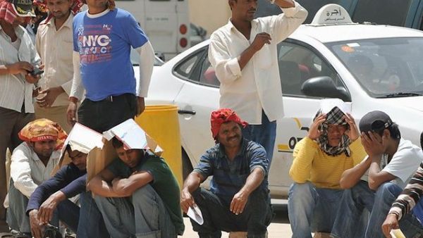 السعودية توقف 12 نشاطاً ومهنة على العمالة الوافدة لاحتواء أزمة البطالة