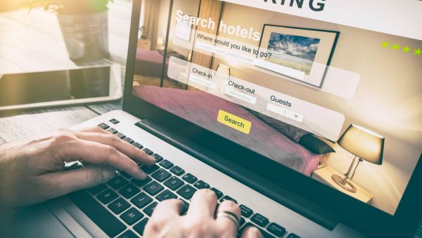 توفر معظم الفنادق وبيوت العطلات تقريباً أسعاراً أقل، أو امتيازات خاصة أو صفقات حصرية للضيوف الذين يحجزون مباشرة على الموقع الإلكتروني للفندق