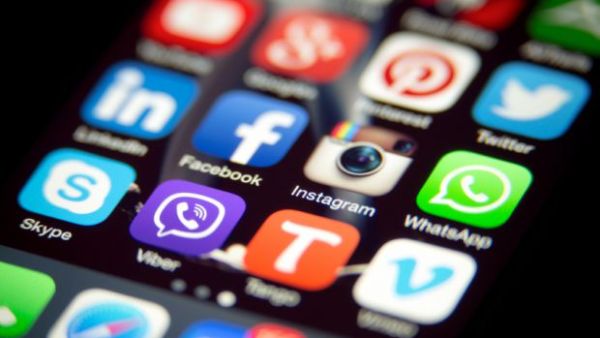 إذا كنت تستخدم أجهزة أبل، فينبغي أن تعلم أن بياناتك تصل إلى الشركات التي “توفر خدمات مثل معالجة البيانات، وتمديد الأرصدة، وتقييم مدى اهتمامك بالمنتجات والخدمات” لشركة أبل