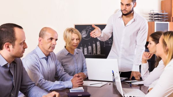 المدير الذي يتلقى تقارير مباشرة من الموظفين عن استسهالهم لمهمات العمل، يغفل عن حقيقة مهمة: أنهم غير مبالين في تطوير أنفسهم