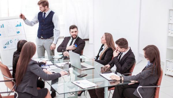 يعتبر هذا الأسلوب فعّالًا في معظم أماكن العمل، فهو يساعدك على التواصل مع الأشخاص الذين ينتمون لثقافات وجنسيات مختلفة