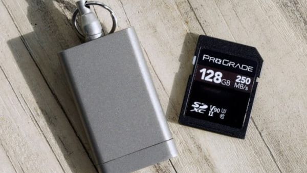 حافظة من التيتانيوم لحفظ بطاقات microSD