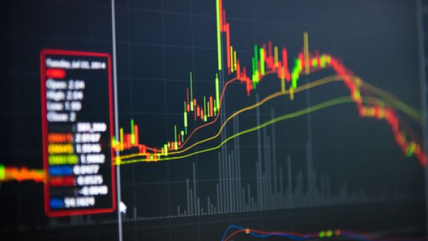 ساهم العمل على إنشاء كيانات مصرفية عالمية المستوى على غرار بنك أبوظبي الأول التي يمكن لها أن تكون ذراعاً مالية ومصرفية يعتمد عليها في خدمة إستراتيجية الإمارة، في تعزيز مكانة الإمارة والدولة كمركز مالي عالمي