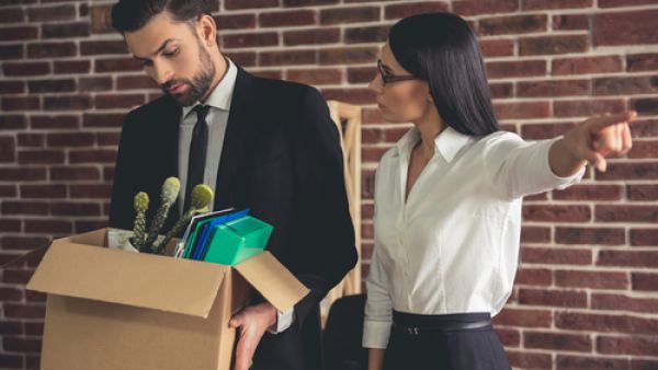 عند فصلك من عمل ما، ستبدأ أسئلة مثل "لماذا تركت عملي السابق؟" و "لماذا لم أُدرِج مديري السابق كمرجع في سيرتي الذاتية؟