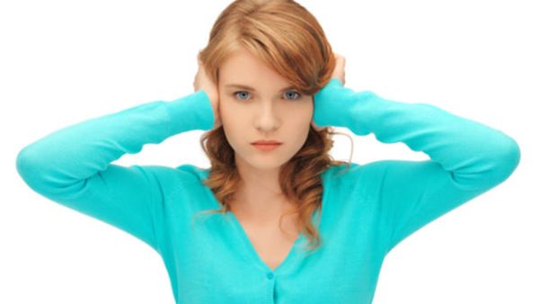 عند إقلاع الطائرة يشعر الراكب بألم في أذنيه