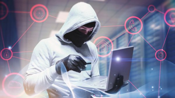 تشمل هذه الجرائم رسائل البريد الإلكتروني المشبوهة، والمشكلات المتعلقة بالوسائط الاجتماعية، ومكالمات الإنترنت