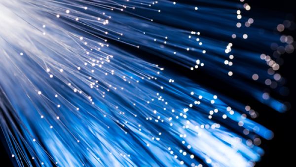 الإمارات تتصدر العالم في توصيل المنازل بشبكة الألياف الضوئية