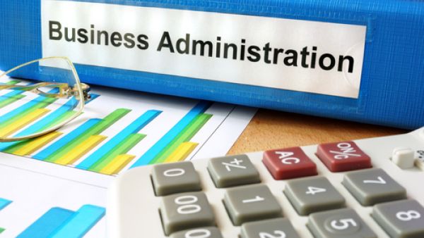 يختار عدد كبير من الطلاب الإماراتيين دراسة إدارة الأعمال والاختصاصات المالية، قبل الالتحاق بوظائف إدارة الأعمال