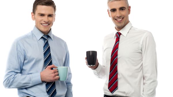 هناك العديد من الشركات المدرجة في البورصة التي توفّر لموظفيها خططاً لشراء أسهم فيها، أو ما شابه ذلك من الخطط، كجزء من المنافع التقاعدية التي تمنحها لهم
