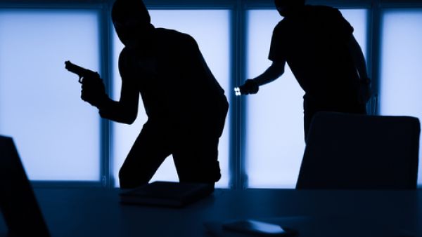 يطلق الجهاز الصغير أصواتاً ويبعث الأضواء والظلال التي تحاكي أشخاصاً حقيقيين