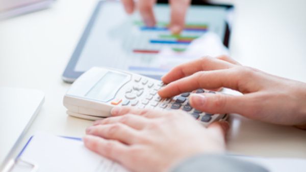 عندما يتعلق الأمر بالمال، كونك عازباً فيمكن أن يكون الأمر ذو فائدة،لأنه يجعل من عملية اتخاذ بعض القرارات المالية أكثر سهولة