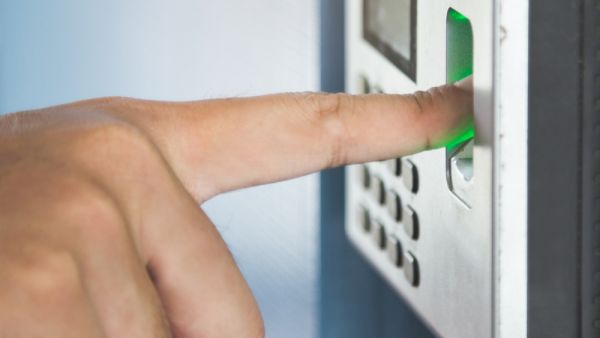 السعودية تعمل على اعتماد البصمة للحسم على الموظفين المتأخرين بالساعات 