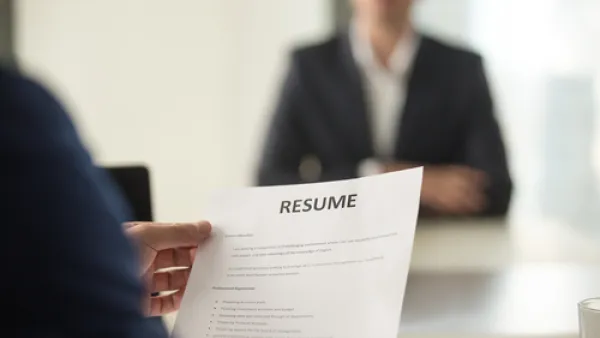 عادة ما تكون سيرتك الذاتية و خطاب مقدمتك أول تعامل مع رئيس عملك المحتمل، لذا قم بإستخدامهم لترك إنطباع إيجابي عنك