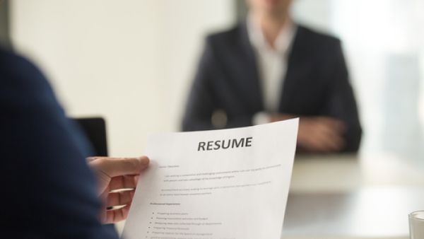 عادة ما تكون سيرتك الذاتية و خطاب مقدمتك أول تعامل مع رئيس عملك المحتمل، لذا قم بإستخدامهم لترك إنطباع إيجابي عنك