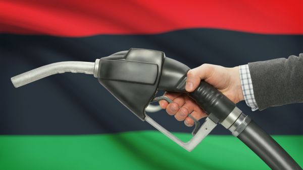 أزمة وقود في طرابلس وقلق من انقطاع الإمدادات مع استمرار الاشتباكات
