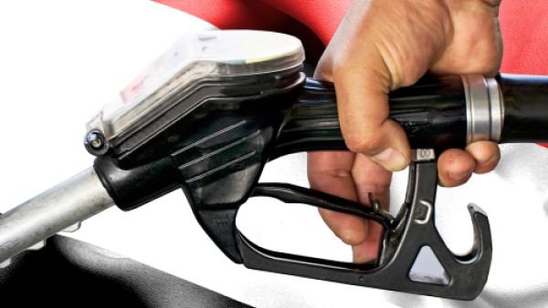 اليمن تعتزم تحديد سعر البنزين يومياً بمناطق حكومية