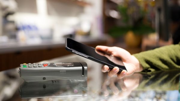 تحتل دولة الإمارات المرتبة الأولى بين الاقتصادات الإقليمية التي تتحرك بسرعة بعيداً عن النقد تحتل دولة الإمارات المرتبة الأولى بين الاقتصادات الإقليمية التي تتحرك بسرعة بعيداً عن النقد