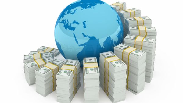 ضعف نفوذ فرنسا في أوروبا بسبب ضعفها الاقتصادي في الوقت الذي يكافح فيه هولاند لإعادة انتخابه في عام 2017 في مواجهة السياسية الشعبوية مارين لو بان التي تمثل اليمين المتطرف وكذلك سلفه المحافظ نيكولا ساركوزي